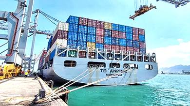 ميناء عدن يستقبل أولى الرحلات الملاحية للخط الصيني الجديد