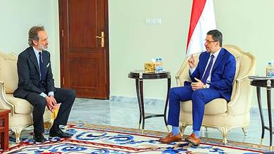 ​رئيس الوزراء أحمد بن مبارك مع المنسق المقيم للأمم المتحدة في اليمن جوليان هارنيس