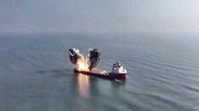  سفينة تتعرض لهجوم بصاروخين قبالة اليمن ونشوب حريق على متنها