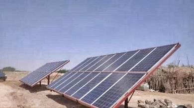توزيع أكثر من ألف منظومة طاقة شمسية للنازحين بالخوخة
