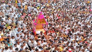 شهدت مراسم جنازة أشاريا فيديا ساغارمهراج مشاركة المئات من أتباعه وعشاقه في مدينة دونغراغر وسط الهند 