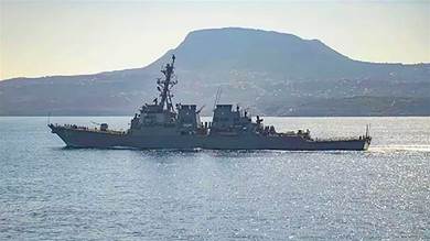 صنعاء تعلن استهداف مدمرتين أمريكيتين في البحر الأحمر