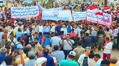 هي الأولى.. احتجاجات شعبية حاشدة ضد هجمات الحوثيين في البحر الأحمر