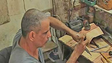 لطفي عمر.. كفيف من عدن يتحدى إعاقته ويعمل في إصلاح الأجهزة الكهربائية
