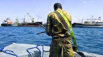 20 مسلحا يسيطرون على سفينة بضائع قبالة الصومال