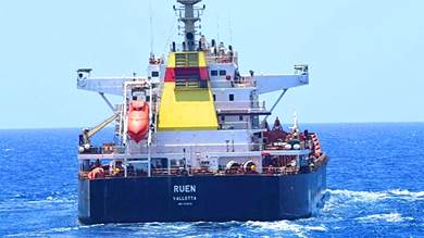البحرية الهندية تحرر السفينة «إم في روين» وتحتجز 35 قرصانا
