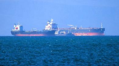 ​قباطنة السفن العابرة في خليج عدن يعارضون التعليمات الأمريكية