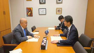 ​سفير اليمن بطوكيو يطلع برلماني ياباني على تبعات توقف جهود السلام باليمن