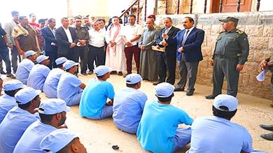 ​محافظ حضرموت يُشرف على عملية الإفراج عن 59 سجينًا بالساحل