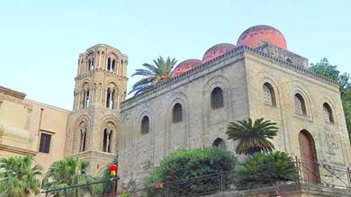 العمارة الإسلامية بجزيرة صقلية ظاهرة على كنيسة سان كاتالدو في مدينة باليرمو