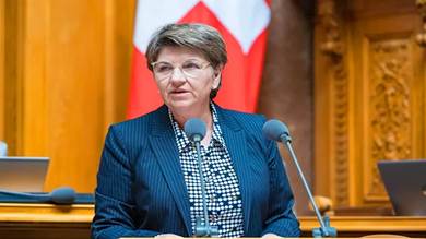 رئيسة الاتحاد السويسري وزيرة الدفاع فيولا امهيرد