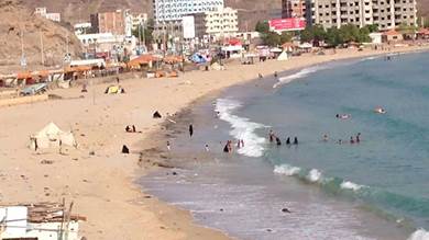 تحذيرات من السباحة بالبحر في عدن
