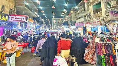 "الأيام" تقترب من صراع المواطنين مع أسعار الملابس في شوارع عدن