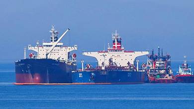 سلطنة عُمان تتحول إلى نقطة ربط لتناقل النفط الروسي