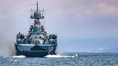 سفن حربية روسية تعبر مضيق باب المندب إلى البحر الأحمر