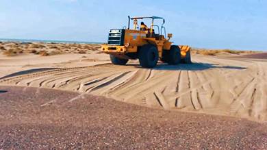 إزاحة الرمال التي تقطع طريق عدن أبين