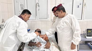 ​وزير الدفاع يطمئن على أوضاع الجرحى في مستشفيات عدن