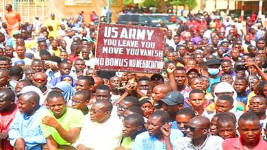 الآلاف في النيجر يتظاهرون للمطالبة برحيل القوات الأمريكية
