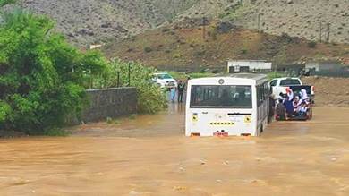 إنقاذ شخصين والبحث عن مفقودين.. أمطار شديدة تضرب سلطنة عمان