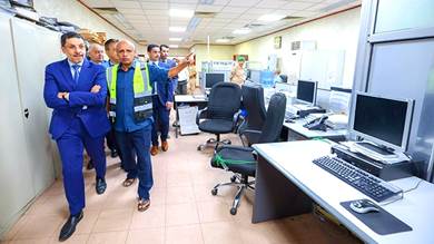 رئيس الوزراء يزور ميناء عدن ويؤكد أهمية استثمار مكانتها الاقتصادية