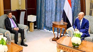 العليمي يبحث مع السفير الأمريكي تبعات تقويض السلام باليمن