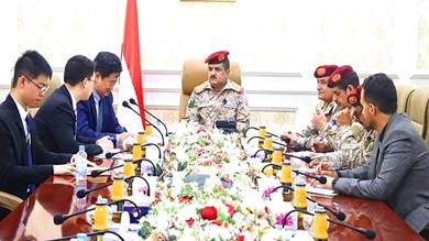وزير الدفاع خلال لقائه القائم بأعمال السفارة الصينية لدى اليمن