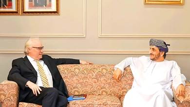 المبعوث الأمريكي الخاص إلى اليمن تيم ليندركينج مع وكيل الشؤون السياسية في وزارة الخارجية العُمانية خليفة الحارثي