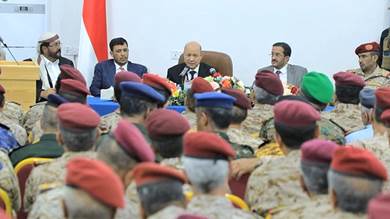 دعا الجيش لرفع الجاهزية القتالية.. العليمي: الحديث عن السلام خدعة والحوثيون يحضرون لحرب جديدة