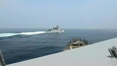 بوارج حربية تفتح النار على قوارب صيادين اقتربوا من الممر الدولي