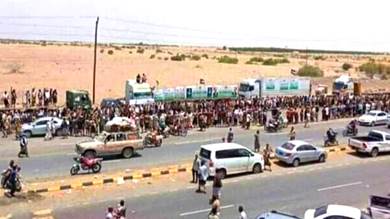 منتسبو نقابة النقل الثقيل في الحديدة تستأنف احتجاجاتهم ضد جماعة الحوثيين