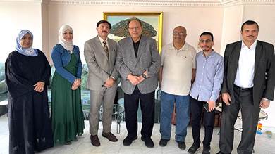 ​علي ناصر محمد يلتقي فريقا من اللجنة اليمنية للسلام