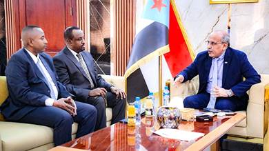 ​مباحثات بين الانتقالي وسفير الصومال لتعزيز التعاون