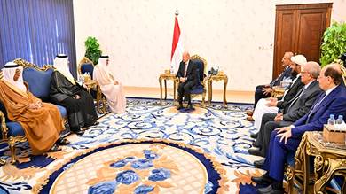 رئيس مجلس القيادة يستقبل في عدن وزير خارجية مملكة البحرين