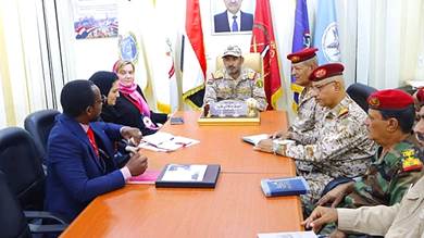 رئيس هيئة الأركان يلتقي رئيس بعثة الصليب الأحمر في اليمن